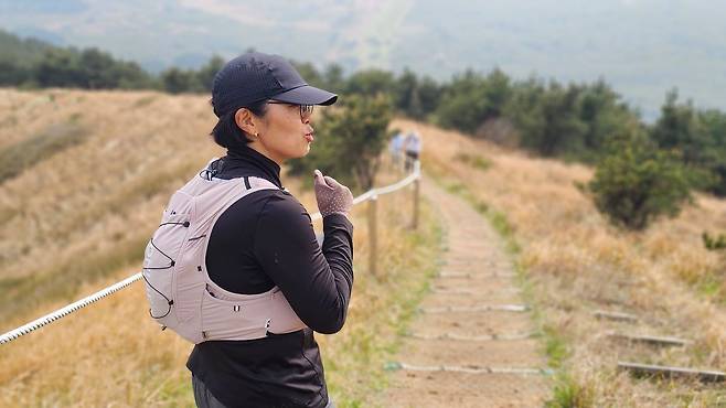 제주시 구좌읍 다랑쉬오름을 걷는 김경미씨. 김영주 기자