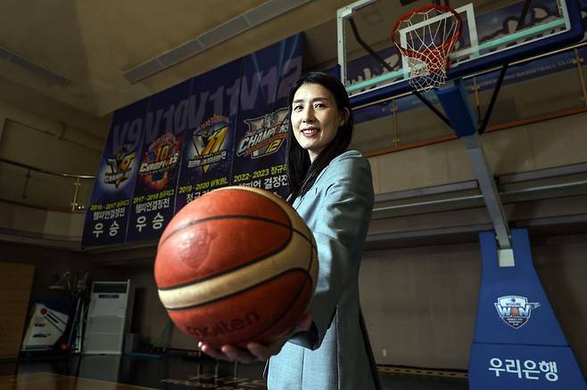 전주원 감독은 우리은행에서만 14년간 코치로 활약했다. 김성룡 기자