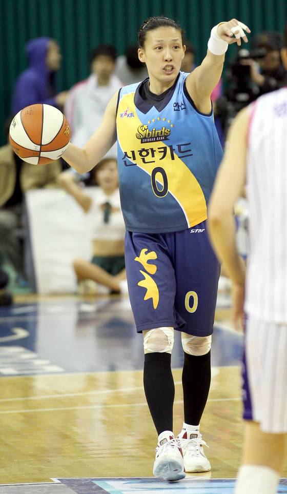 21년간 현역으로 뛴 전주원은 시즌마다 어시스트 부문 1위를 독차지하다시피 한 특급 가드 출신이다. 2011년 은퇴할 때는 신한은행에서 등번호 '0번'이 영구결번됐다. 국가대표로는 2000 시드니올림픽에서 한국의 4강 진출을 이끌었다. 당시 쿠바전에서 올림픽 사상 최초로 트리플더블(10점 10리바운드 11어시스트)을 작성했다. 중앙포토