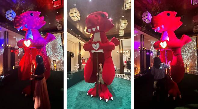 로즈우드 홍콩 1층에 전시된 '럭키 드래곤'. 사람들이 작품 속 '8살 꼬마 프랭키'와 하이파이브하고 있다. 선희연 기자