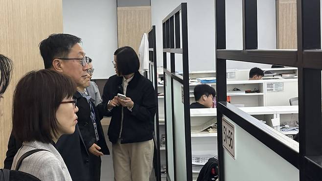 이해숙 교육부 고등평생정책실장(앞쪽)과 김태훈 대구시교육청 부교육감 등 교육부와 대구교육청 관계자들이 16일 오후 대구 수성구 일대에서 야간 학원 합동점검을 하고 있다. 사진 교육부