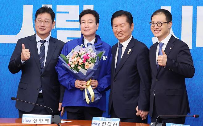 정청래 더불어민주당 대표(오른쪽 둘째)가 17일 국회에서 열린 인재영입식에서 1호 영입인재인 전태진 변호사 등 참석자들과 기념촬영을 하고 있다. 오른쪽부터 김상욱 울산시장 후보, 정 대표, 전 변호사, 김태선 울산시당 위원장.  임현동 기자/20260417