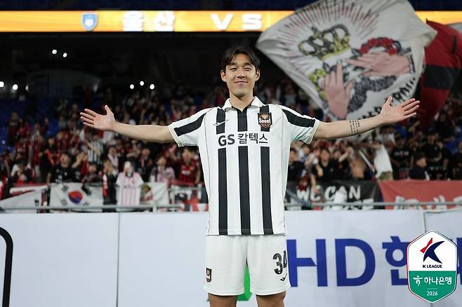 올 시즌 초반 7경기 연속 무패로 질주 중인 FC서울이 18일 대전하나시티즌을 상대로 8경기 무패에 도전한다. 3골2도움으로 공격을 이끌고 있는 공격수 송민규. 사진 프로축구연맹