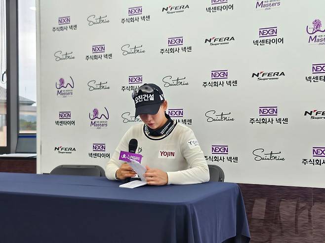 홍지원이 17일 KLPGA 투어 넥센·세인트나인 마스터즈 1라운드를 마치고 인터뷰를 하며 야디지북을 들여다보고 있다. 이날 홍지원은 7타를 줄여 선두권으로 나섰다. 고봉준 기자
