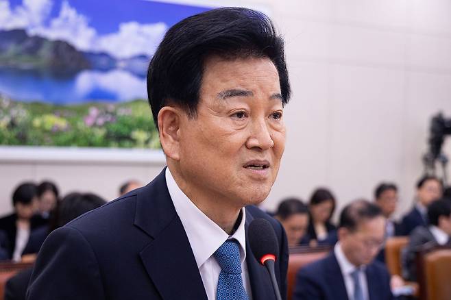 장윤정 통일부 부대변인은 17일 정부서울청사에서 열린 정례 브리핑에서 "미 대사관 측 문의가 있어 정 장관의 '구성' 발언 배경에 대해 설명한 적이 있다"고 말했다. 장 부대변인은 "장관은 국제연구기관 보고서 등 공개정보에 기초해 구성을 언급했다"면서 "구성과 관련해 어떠한 정보도 타기관으로부터 제공받은 바는 없는 것으로 알고 있다"고 밝혔다. 뉴스1