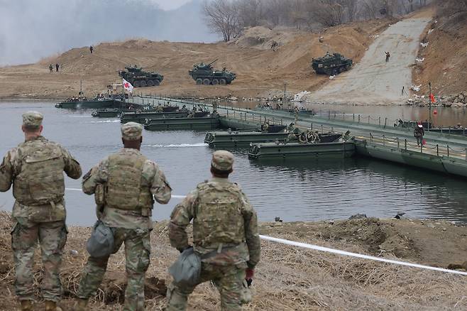 지난달 14일 경기도 연천군 임진강에서 실시된 한미연합 도하훈련에서 주한미군 장병들이 부교를 건넌 스트라이커 장갑차를 바라보고 있다.   한미연합훈련 '자유의 방패'(프리덤실드·FS) 연습 일환으로 실시된 이번 훈련에는 미2사단/한미연합사단과 한국군 수도기계화보병사단 및 7공병여단이 참가했다. 연합뉴스