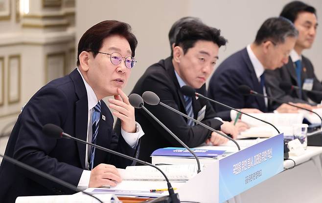 이재명 대통령이 17일 청와대 영빈관에서 열린 공공기관 및 유관기관 업무보고에서 발언하고 있다. 전민규 기자