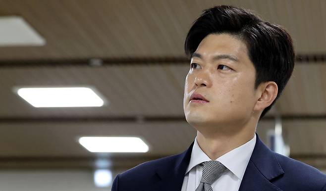 비상계엄 해제 의결을 방해한 혐의로 기소된 추경호 국민의힘 의원 재판에 증인으로 채택된 국민의힘 김용태 의원이 17일 오전 서울 서초구 서울중앙지방법원에서 열린 공판에 출석하고 있다. 뉴시스