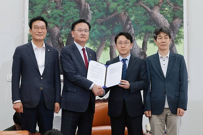 천준호 더불어민주당 원내운영수석부대표(오른쪽 두번째)와 유상범 국민의힘 원내운영수석부대표(왼쪽 두번째)가 17일 국회에서 6·3 지방선거와 관련해 합의를 마친 뒤 기념 촬영하고 있다. 왼쪽은 국회 정치개혁특별위원회 야당 간사인 서일준 국민의힘 의원, 오른쪽은 정개특위 여당 간사인 윤건영 민주당 의원. 연합뉴스