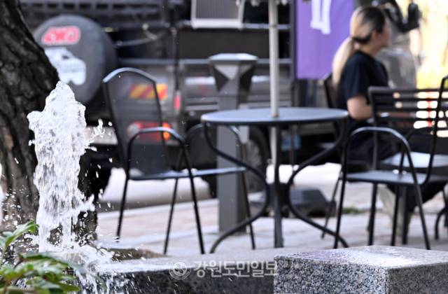 ▲ 강원지역 낮기온이 25도 이상 오르며 초여름과 비슷한 날씨를 보인 13일 춘천 의암공원 주변 분수에서 시민들이 휴식을 하고 있다. 김정호 기자