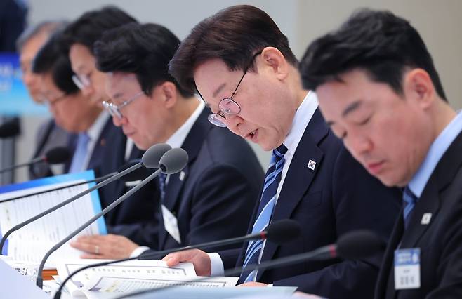▲ 이재명 대통령이 17일 청와대 영빈관에서 열린 공공기관 및 유관기관 업무보고에서 자료를 살피고 있다 [연합뉴스]