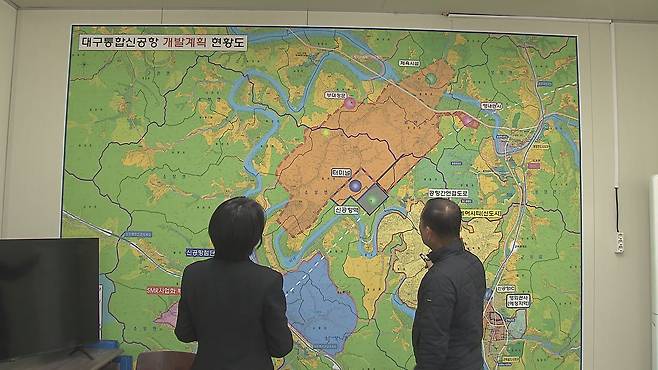 대구경북 통합 신공항 개발 계획 지도를 들여다보는 군위군 소보면 주민.