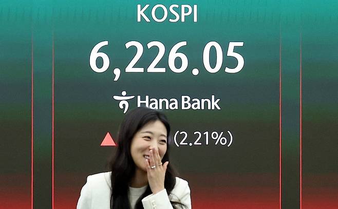 지난 16일 서울 중구 하나은행 딜링룸 현황판에 코스피지수가 전일 종가 대비 134.66포인트(p)(2.21%) 상승한 6226.05를 나타내고 있다. 뉴스1