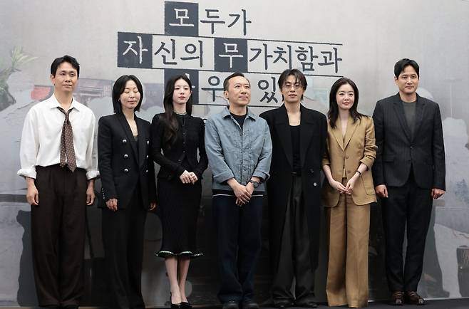 배우 오정세(왼쪽부터)와 강말금, 고윤정, 차영훈 감독, 구교환, 한선화, 박해준이 17일 서울 마포구 상암동 스탠포드 호텔에서 열린 JTBC 드라마 '모두가 자신의 무가치함과 싸우고 있다'(이하 모자무싸) 제작발표회에 참석해 포즈를 취하고 있다./사진=뉴스1
