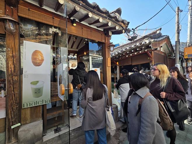 17일 오후 서울 익선동의 한 베이커리 카페 앞이 입장을 기다리는 이들로 붐비고 있다. 안혜원 기자