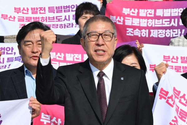 박형준 부산시장이 23일 국회 계단에서 부산글로법특별법을 촉구하며 삭발을 한 후 구호를 외치고 있다. 왼쪽부터 정동만 부산시당위원장, 박 시장. 김정록 기자