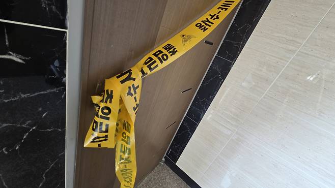 지난달 18일 울산 울주군에서 30대 아버지와 어린 자녀 4명 등 일가족 5명이 숨진 채 발견됐다. 사진은 해당 세대 현관 전경. 연합뉴스