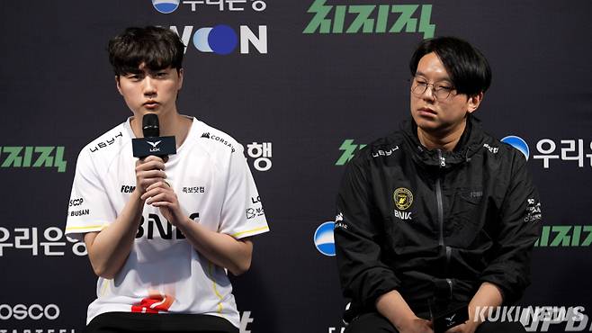 ‘데이스타’ 유지명(왼쪽)과 박준석 감독이 17일 오후 5시 서울 종로구 롤파크 LCK 아레나에서 열린 ‘2026 LCK’ 정규시즌 1라운드 키움 DRX와 경기가 끝난 뒤 기자회견에 참석하고 있다. 김영건 기자