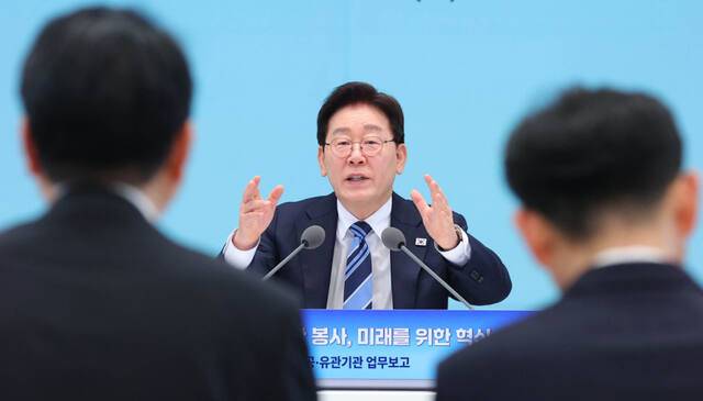 이재명 대통령이 17일 청와대 영빈관에서 열린 공공기관 및 유관기관 업무보고에서 이한주 경제·인문사회연구회 이사장(왼쪽)에게 질문하고 있다. 연합뉴스