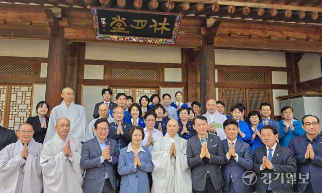 추미애 더불어민주당 경기도지사후보와 남양주 지역구 국회의원, 도의원 등이 17일 남양주 봉선사를 찾아 청암 호산스님을 예방했다. 오민주 기자