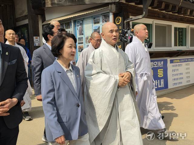 추미애 더불어민주당 경기도지사후보가 17일 남양주 봉선사를 찾아 청암 호산스님을 예방했다. 오민주 기자