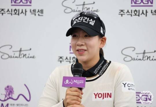 경기 후 홍지원의 기자회견 모습. /KLPGA
