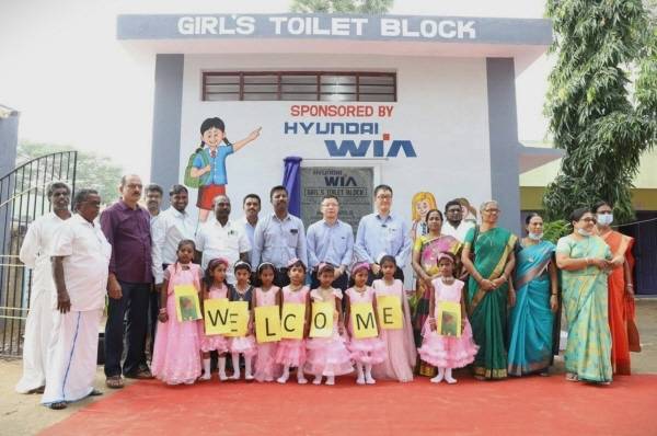 현대위아 임직원들이 인도 센가두 지역에서 열린 ‘여성 화장실’ 준공 행사에서 현지 주민 및 여학생들의 환영을 받고 있다 [사진 제공=현대차그룹]