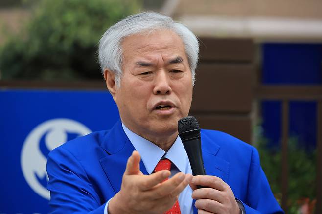 서울서부지법 난동 사태 배후로 지목돼 구속기소 뒤 보석으로 풀려난 전광훈 사랑제일교회 목사가 17일 마포구 서울서부지법에서 열린 재판에 출석하기 앞서 법원 앞에서 발언하고 있다. [연합뉴스]