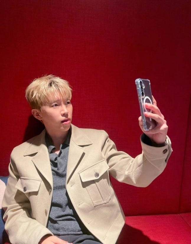 임영웅이 파격적인 탈색 헤어스타일로 변신한 후, 더욱 깊어진 아이돌 아우라를 과시하며 팬들의 마음을 뒤흔들었다.사진=임영웅 SNS