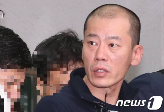 경남 진주시 가좌동 한 아파트에서 2019년 4월 17일 오전 4시 30분쯤 발생한 방화·묻지마 살인 사건의 피의자인 40대 남성 안인득(43)이 사건 발생 이틀뒤인 그해 4월 19일 진주경찰서에서 나오고 있다. /사진=뉴스1