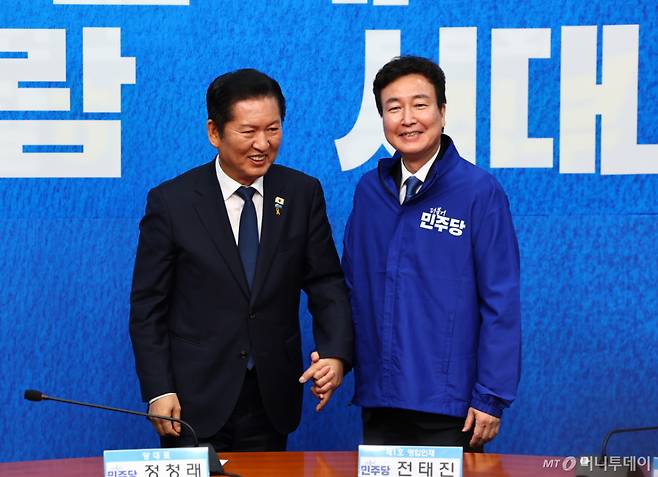 [서울=뉴시스] 김명년 기자 = 정청래 더불어민주당 대표가 17일 서울 여의도 국회에서 열린 더불어민주당 인재영입식에서 1호 인재인 전태진 변호사에게 당 점퍼를 입혀준 후 손을 잡고 있다. 전 변호사는 당 울산시장 예비후보로 출마하는 김상욱 의원의 지역구인 울산 남갑에 전략 공천될 전망이다. 2025.04.17. kmn@newsis.com /사진=김명년