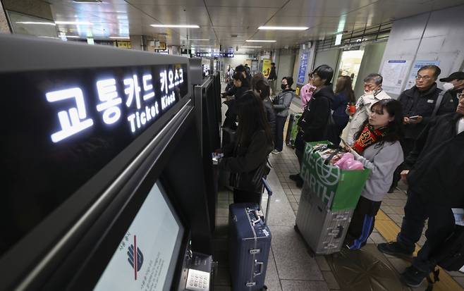 17일 오후 서울 지하철 서울역사 내에 설치된 교통카드 승차권 발매기에서 외국인들이 승차권을 발급받고 있다. /사진=뉴시스