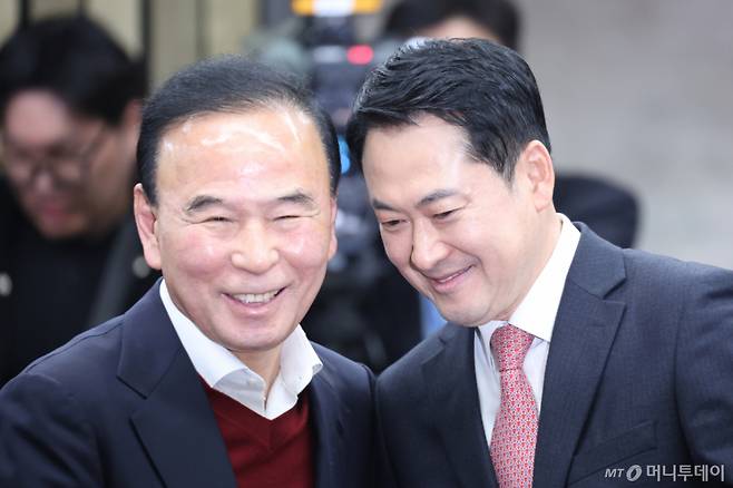 (서울=뉴스1) 이승배 기자 = 장동혁 국민의힘 대표가 22일 서울 여의도 국회에서 열린 의원총회에 참석하며 박덕흠 의원과 대화를 나누고 있다. 2026.3.22/뉴스1  Copyright (C) 뉴스1. All rights reserved. 무단 전재 및 재배포,  AI학습 이용 금지. /사진=(서울=뉴스1) 이승배 기자