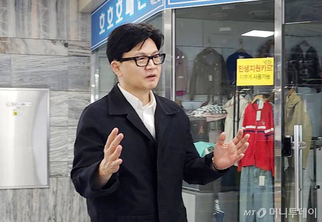 [서울=뉴시스] 6·3 지방선거에서 부산 북갑 국회의원 보궐선거 출마를 공식화한 한동훈 전 국민의힘 대표가 17일 오전 부산 북구 덕천역에서 시민들과 인사를 나누고 있다. 2025.04.17. photo@newsis.com *재판매 및 DB 금지 /사진=
