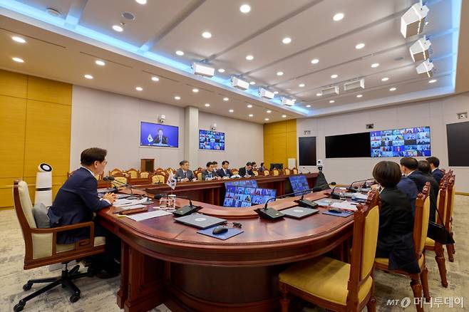 (서울=뉴스1) 허경 기자 = 이재명 대통령이 17일 청와대에서 프랑스와 영국 주도로 열린 '호르무즈 해협 자유항행' 정상회의에 참석해 해협 통항의 자유 확보와 안전 보장 방안 등을 논의하고 있다. (청와대 제공. 재판매 및 DB 금지) 2026.4.17/뉴스1  Copyright (C) 뉴스1. All rights reserved. 무단 전재 및 재배포,  AI학습 이용 금지. /사진=(서울=뉴스1) 허경 기자