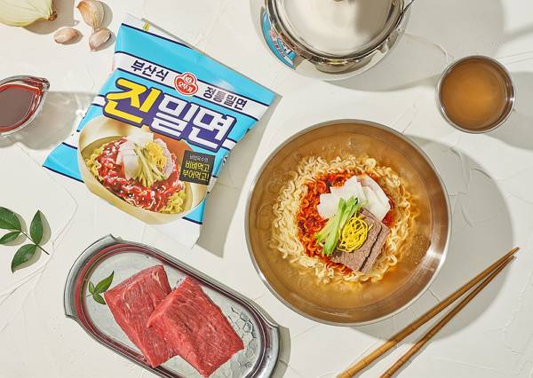 오뚜기가 비빔면 위주의 여름 라면 시장에서 밀면, 콩국수 등 차별화된 '비비빔면' 카테고리를 전략적으로 육성하며 면 사업의 수익 구조를 성공적으로 다변화했다. /사진=오뚜기