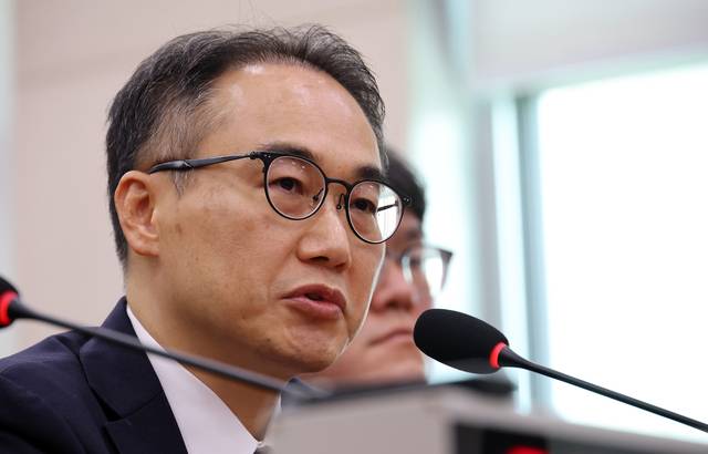 이원석 전 검찰총장이 16일 국회 ‘윤석열 정권 정치검찰 조작기소 의혹 사건 진상규명’ 국정조사특별위원회에서 열린 대장동·위례 개발비리 및 김용 전 민주연구원 부원장 관련 의혹 사건에 대한 청문회에서 의원 질의에 답하고 있다. 연합뉴스