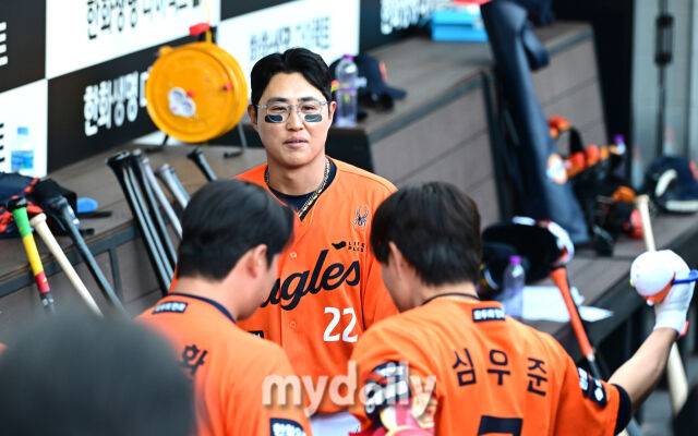 2026년 3월 28일 오후 대전 한화생명볼파크에서 열린 ‘2026 신한 SOL KBO리그' 개막전 키움 히어로즈와 한화 이글스의 경기. 한화 심우준이 8회말 2사 1.2루서 동점 3점 홈런을 친 뒤 채은성의 축하를 받고 있다./마이데일리