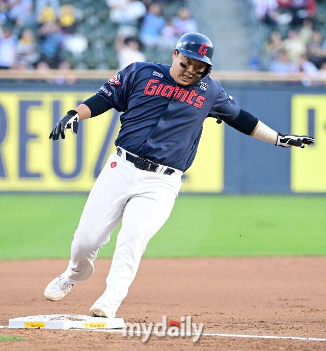 2026년 4월 16일 오후 서울 잠실구장에서 열린 '2026 신한 SOL KBO리그' 롯데 자이언츠와 LG 트윈스의 경기. 롯데 1루 주자 한동희가 1회초 2사 1.3루서 윤동희의 1타점 2루타 때 3루를 밟고 있다./마이데일리