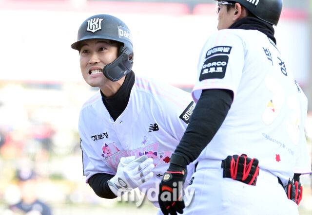 2026년 4월 11일 오후 경기도 수원KT위즈파크에서 열린 '2026 신한 SOL KBO리그' 두산 베어스와 KT 위즈의 경기. KT 배정대가 3회말 무사 2.3루서 2타점 적시타를 친 뒤 기뻐하고 있다./마이데일리