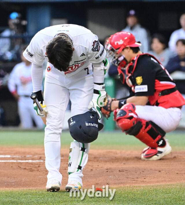 2026년 4월 17일 오후 서울 잠실구장에서 열린 '2026 신한 SOL KBO리그' KIA 타이거즈와 두산 베어스의 경기. 두산 박찬호가 1회말 선두타자로 나와 KIA 팬들에게 인사하고 있다./잠실=유진형 기자 zolong@mydaily.co.kr