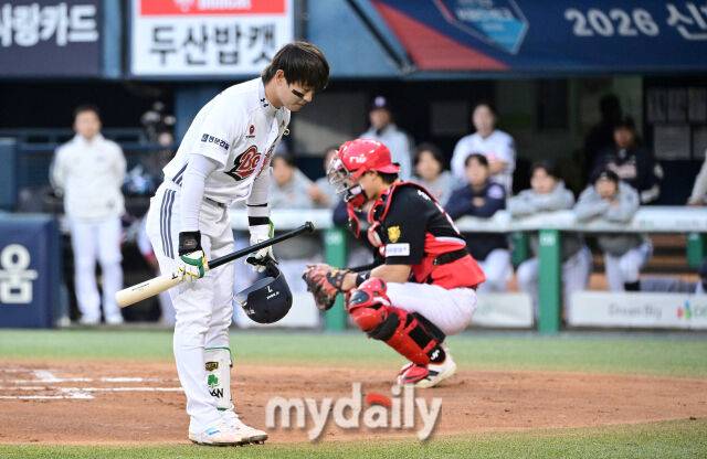 2026년 4월 17일 오후 서울 잠실구장에서 열린 '2026 신한 SOL KBO리그' KIA 타이거즈와 두산 베어스의 경기. 두산 박찬호가 1회말 선두타자로 나와 KIA 팬들에게 인사하고 있다./잠실=유진형 기자 zolong@mydaily.co.kr