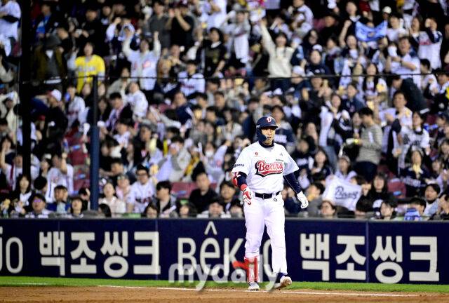 2026년 4월 17일 오후 서울 잠실구장에서 열린 '2026 신한 SOL KBO리그' KIA 타이거즈와 두산 베어스의 경기. 두산 손아섭이 8회말 선두타자로 나와 KIA 유격수 데일의 포구 실책으로 출루하자 두산 팬들이 기뻐하고 있다./잠실=유진형 기자 zolong@mydaily.co.kr