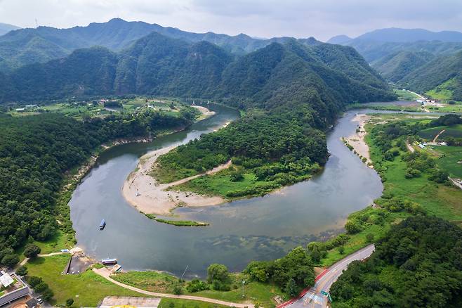 청령포[지자체 관광기획 지엔씨이십일 드론 촬영] 청령포원은 이곳에서 1㎞ 남짓 떨어져 있다.