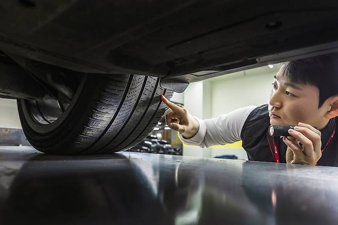 케이카 직원이 중고차를 점검하고 있다. [케이카 제공]