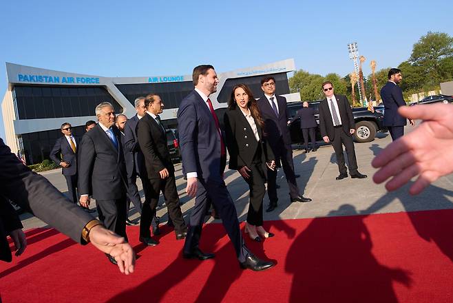 지난 12일(현지시간) JD 밴스 미국 부통령이 에어포스투에 탑승해 파키스탄 수도 이슬라마바드를 떠나고 있다. [AP]