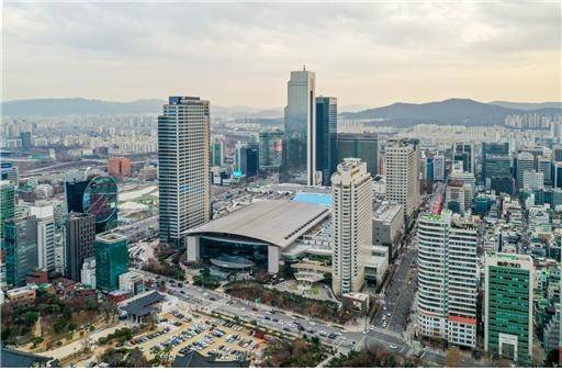 서울 삼성역 일대의 코엑스와 트레이드타워는 전시·컨벤션, 업무, 상업 기능이  결합된 대표적인 도심 복합지구다. GTX 개통과 국제업무지구 개발이 추진되며  교통·비즈니스·문화 기능이 결합된 서울형 도시 플랫폼으로 확장되고 있다.  [출처 : Seoul Institute / Wikimedia Commons]