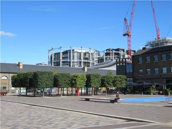 영국 런던 킹스크로스역 인근의 그레너리 스퀘어는 과거 철도 화물 창고 지역을 공공광장과 문화·상업·업무 기능이 결합된 복합 도시 공간으로 재생한 대표 사례다. 역을 중심으로 유동 인구와 활동이 모이며 장기 운영형 도시재생 모델을 보여준다.  [출처: Granary Square / Wikimedia Commons]