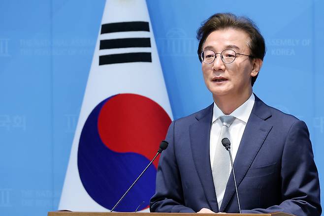 전재수 더불어민주당 부산시장 후보가 13일 국회 소통관에서 후보 확정 기자회견을 하고 있다. [연합]