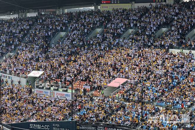 [서울=뉴시스] 배훈식 기자 = 2026 신한 SOL KBO리그가 개막한 28일 오후 서울 송파구 잠실야구장에서 열린 LG 트윈스와 KT 위즈의 경기를 찾은 만원 관중이 열띤 응원을 하고 있다. 2026.03.28. dahora83@newsis.com